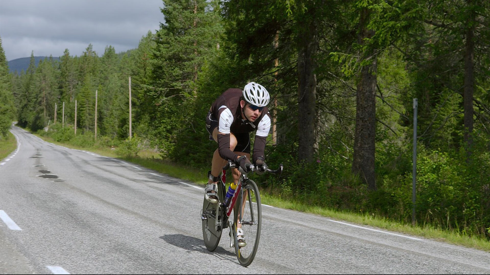 在季后赛关键战中，蒂伊多次抢断反击，成为球队防守的“定海神针”！